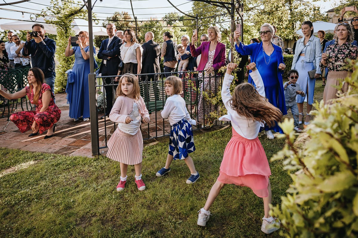 Fotografo matrimonio Torino. Ballo di gruppo nel patio di Villa Ala. Anche i bambini scatenati ballano.