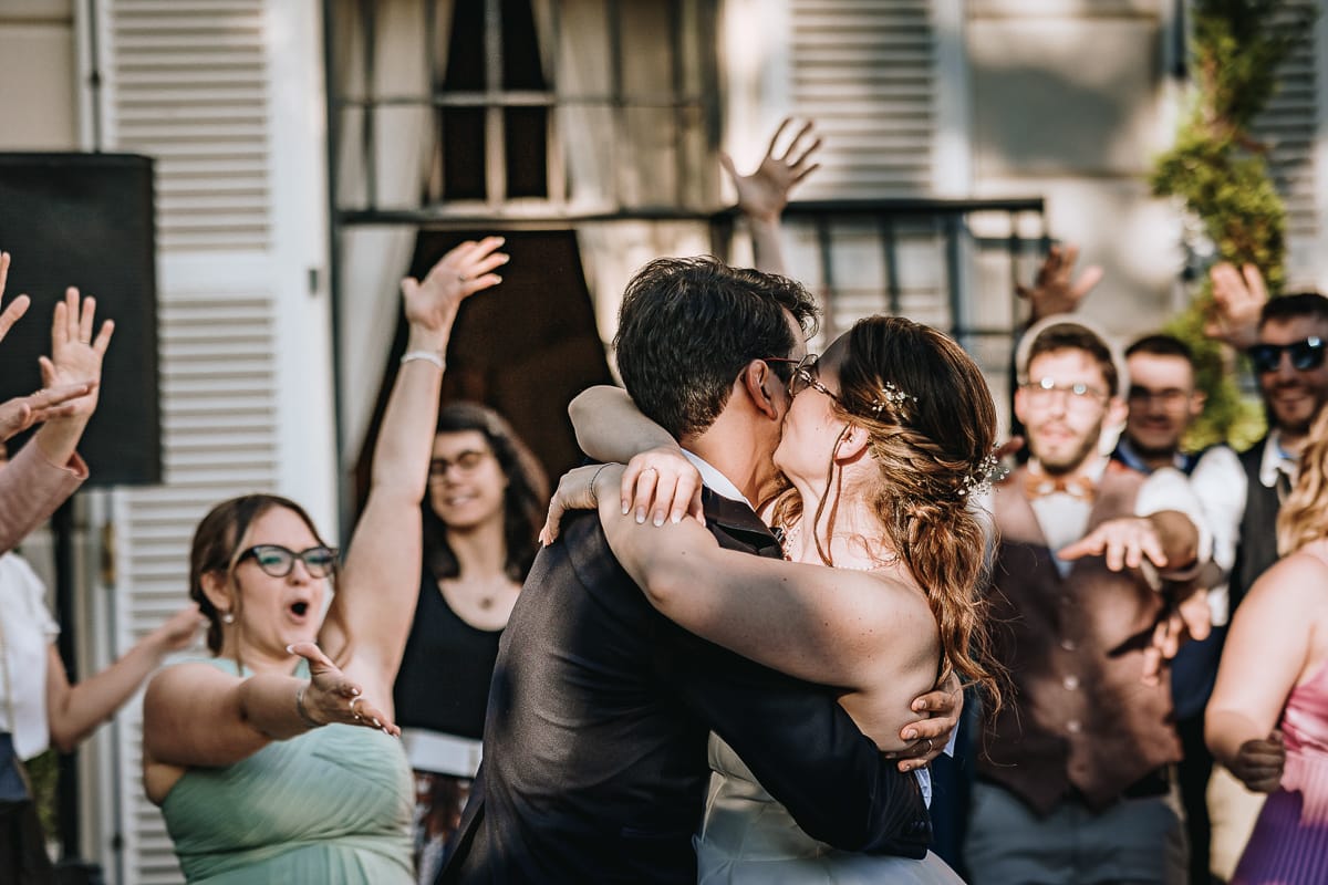 Fotografo matrimonio Torino. Ballo di gruppo nel patio di Villa Ala. Gli sposi si baciano