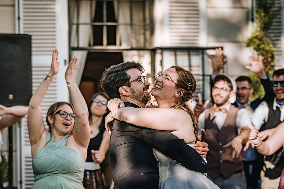 Fotografo matrimonio Torino. Ballo di gruppo nel patio di Villa Ala. Gli sposi si abbracciano.