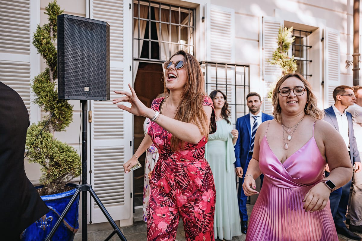 Fotografo matrimonio Torino. Ballo di gruppo nel patio di Villa Ala.