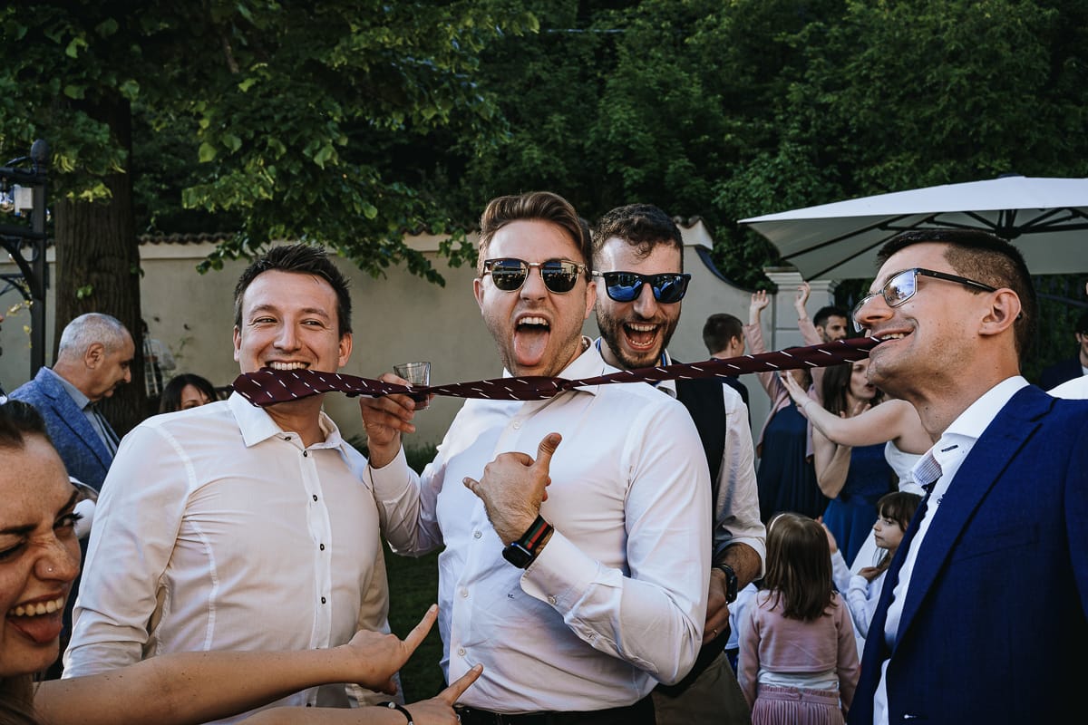 Fotografo matrimonio Torino. Ballo di gruppo nel patio di Villa Ala. Amici.