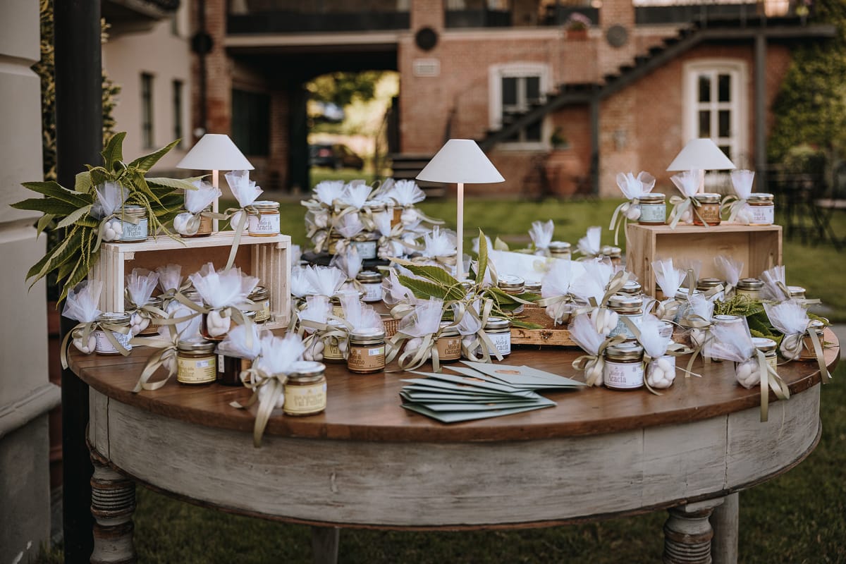 Fotografo matrimonio Torino. Bomboniere. Miele di produzione di Villa Ala.