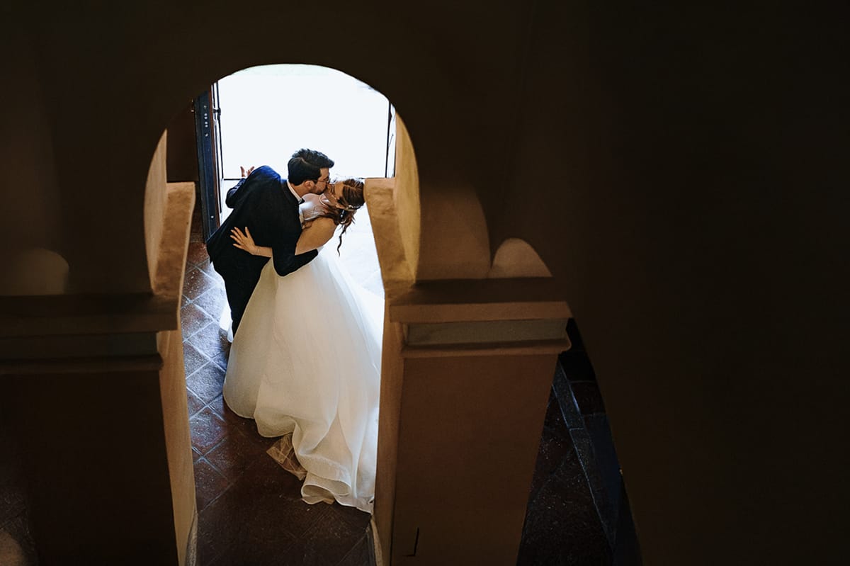 Fotografo matrimonio Torino. Sposi si baciano nell'ingresso di Villa Ala