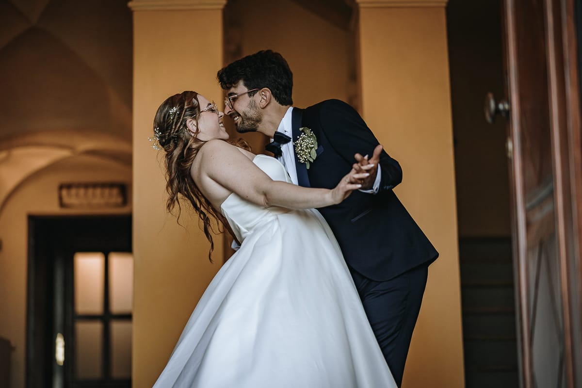 Fotografo matrimonio Torino.Sposi fanno un casquet nella sala d'ingresso di Villa Ala.