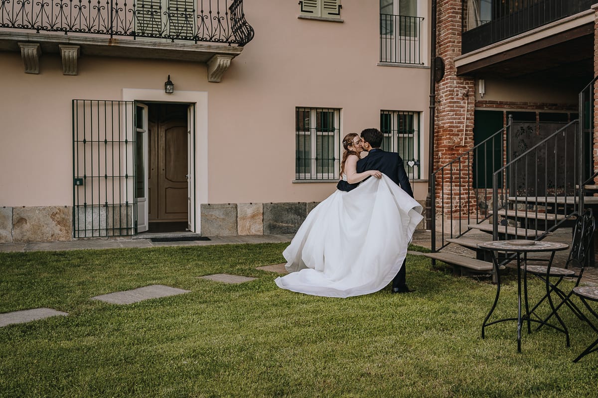 Fotografo matrimonio Torino. Gli sposi si baciano nella corte interna di Villa ala.