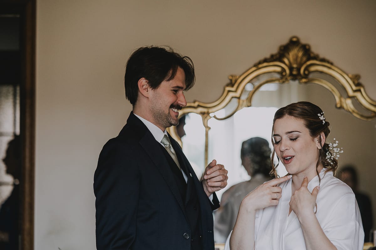 Preparazione della sposa a Madonna della Scala. Sposa con un amico
