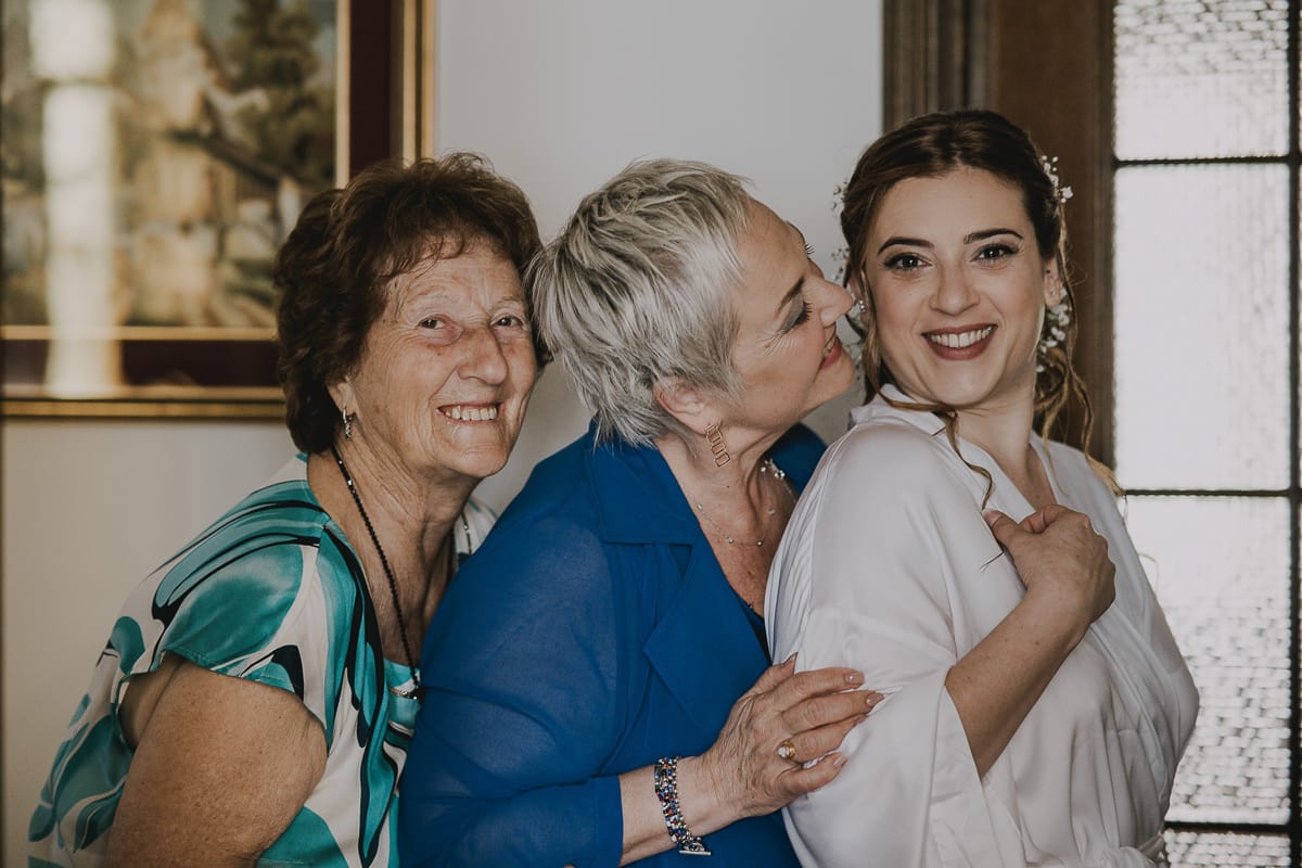 Preparazione della sposa a Madonna della Scala. Sposa con mamma e nonna