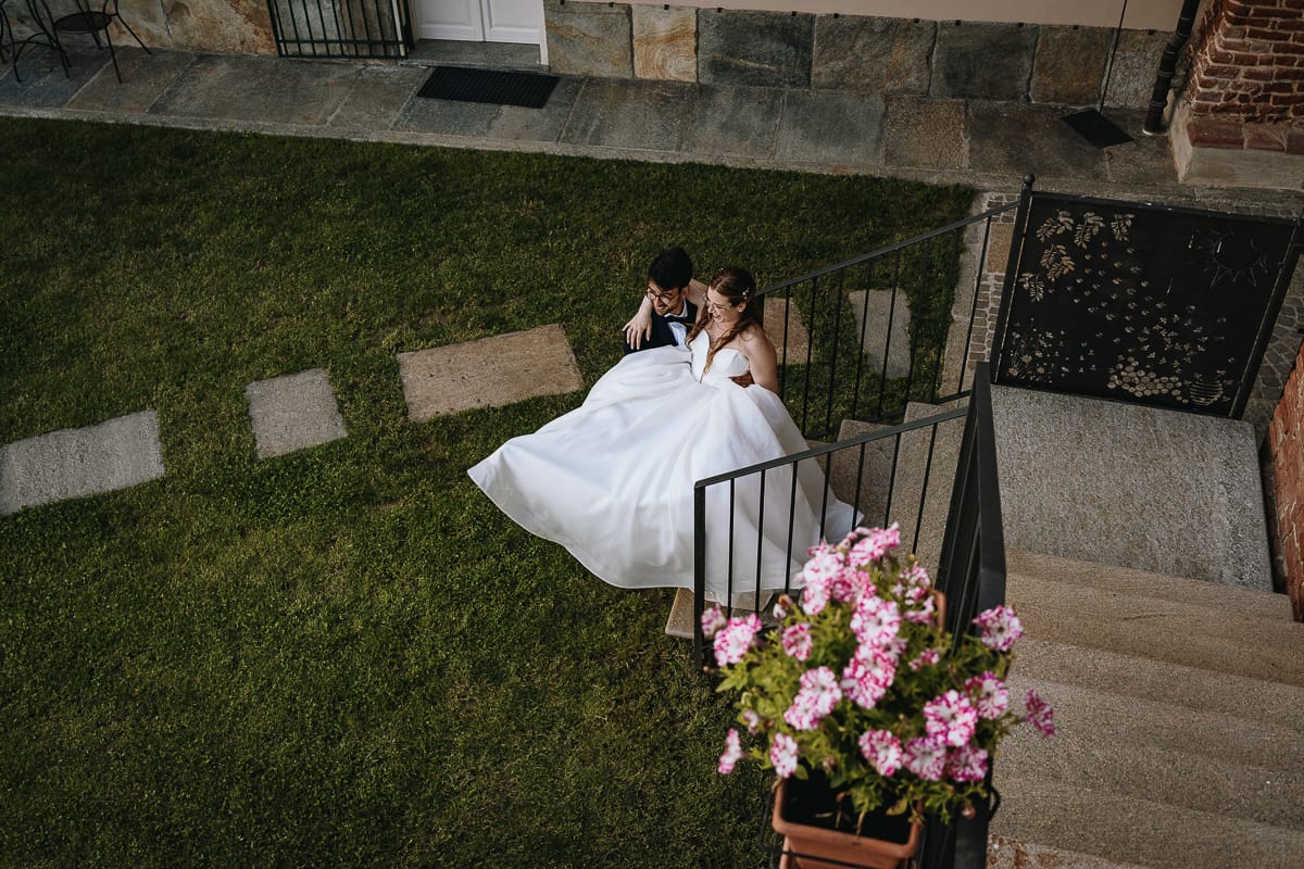 Fotografo matrimonio Torino. Sposi nella corte interna di Villa Ala. sposo prende in braccio la sposa.
