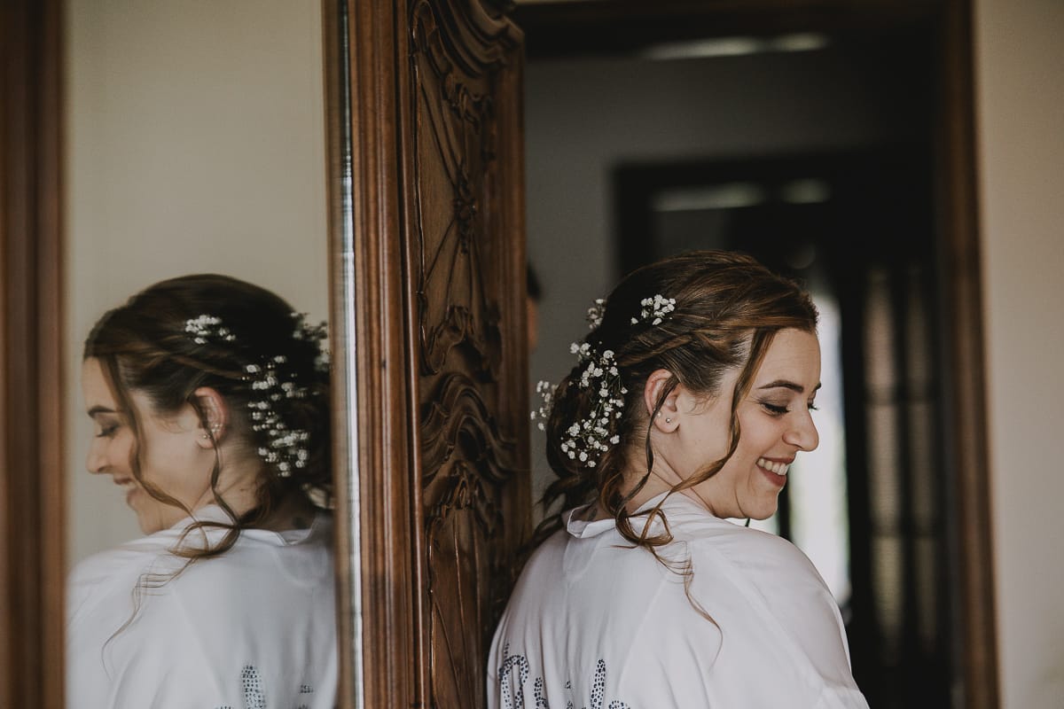 Preparazione della sposa a Madonna della Scala. Sposa riflessa nello specchio