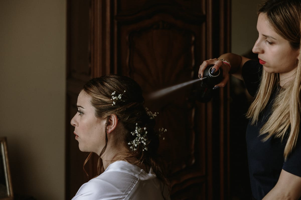 Preparazione della sposa a Madonna della Scala. Spruzzo della lacca sull'acconciatura della sposa.