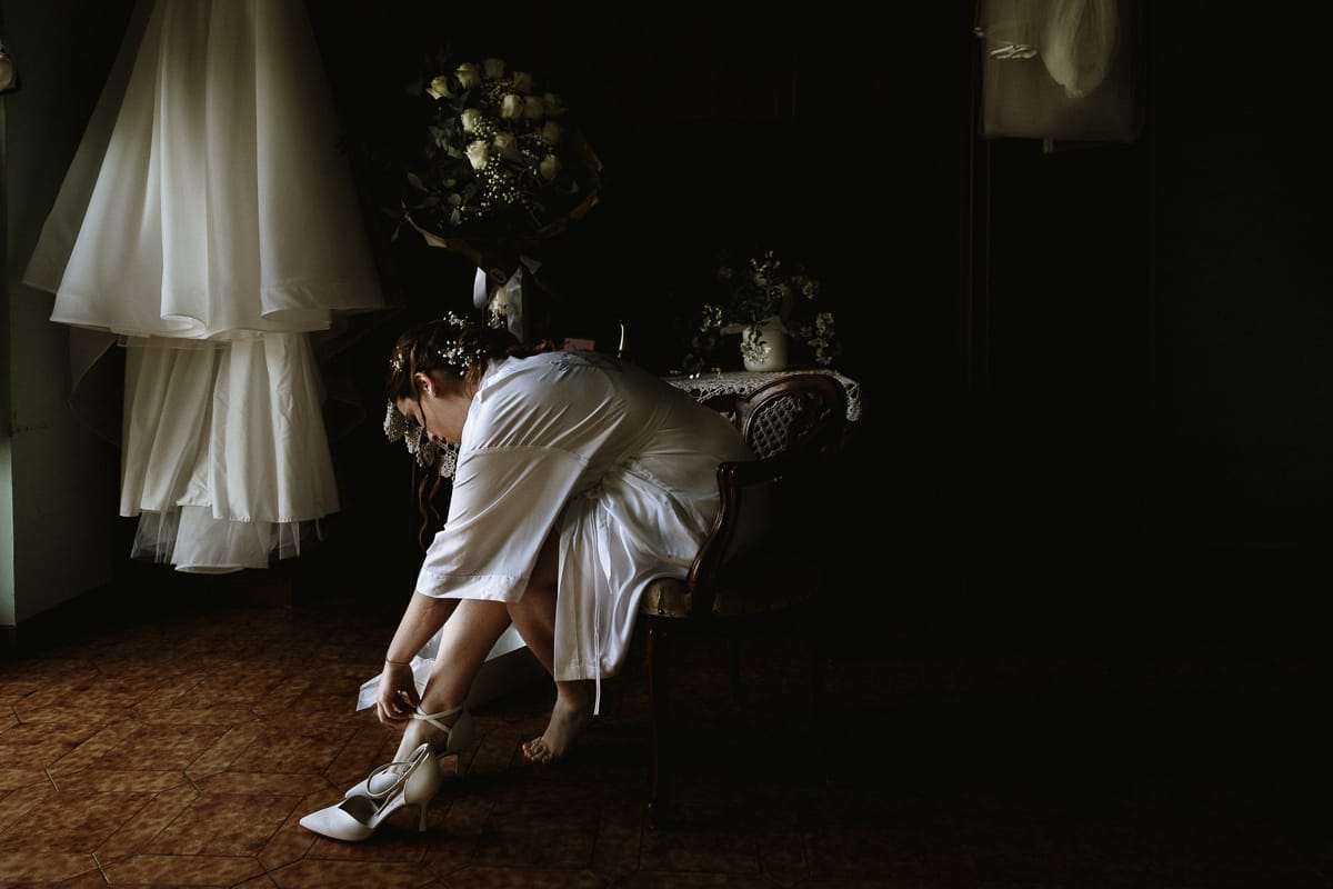 Preparazione della sposa a Madonna della Scala. La sposa si mette le scarpe