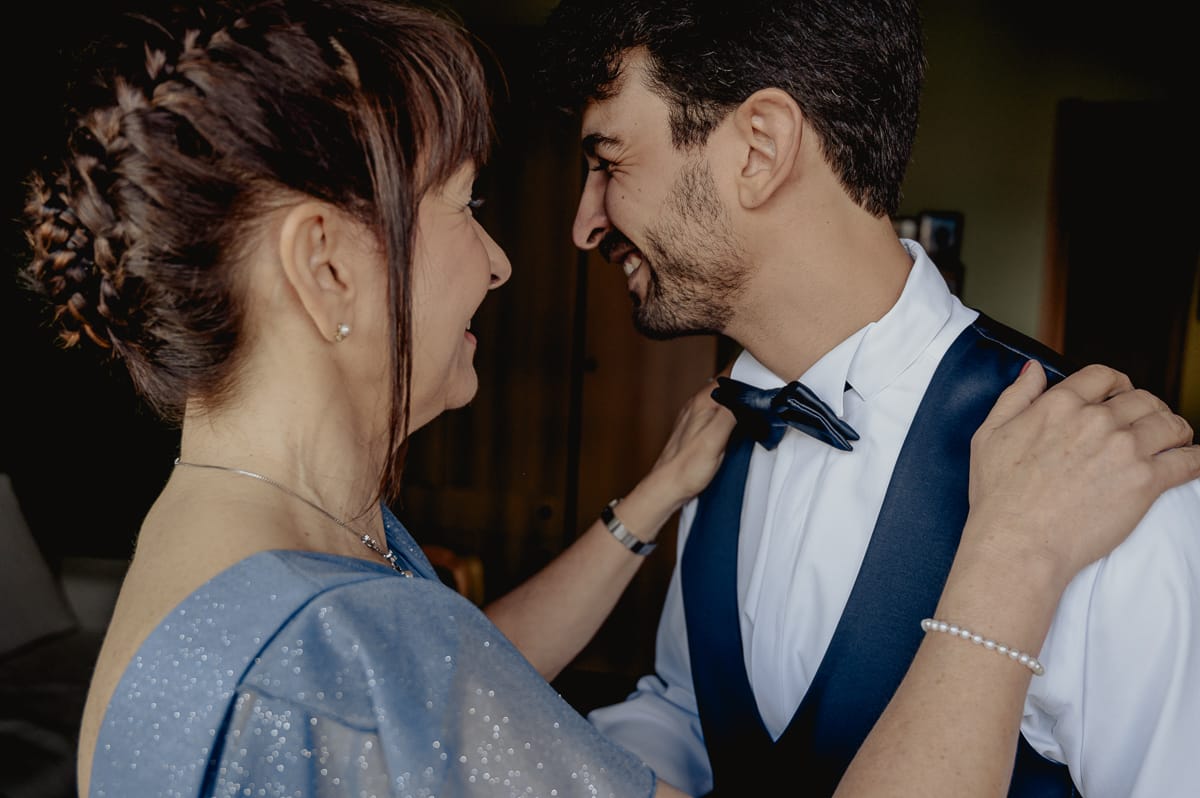 preparazione dello sposo a Chieri. mamma che abbraccia lo sposo