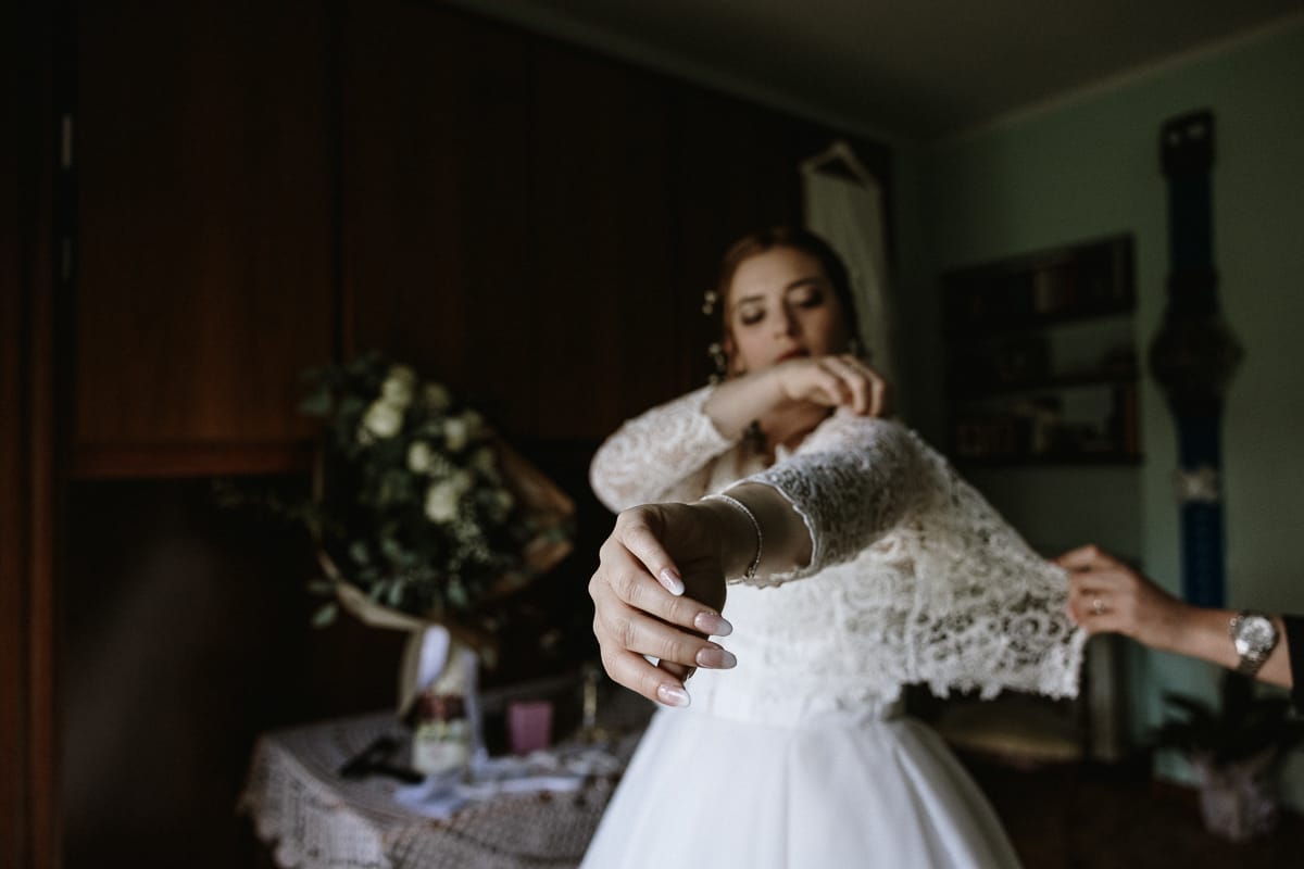 Preparazione della sposa a Madonna della Scala. Vestizione della sposa