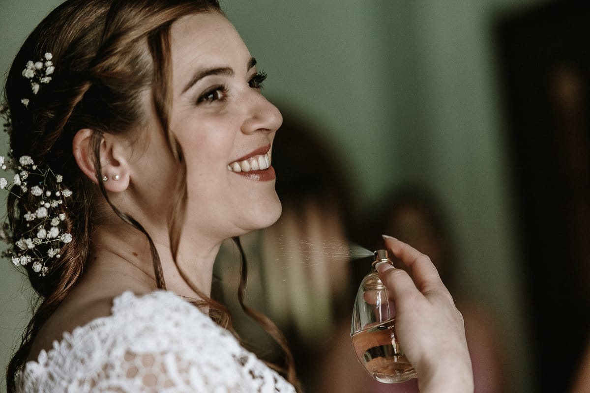 Preparazione della sposa a Madonna della Scala. Sposa si mette il profumo.