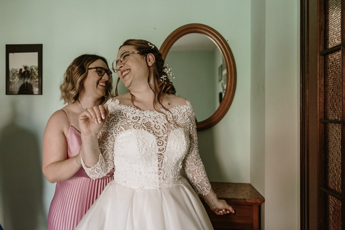 Preparazione della sposa a Madonna della Scala. Sposa con la srella