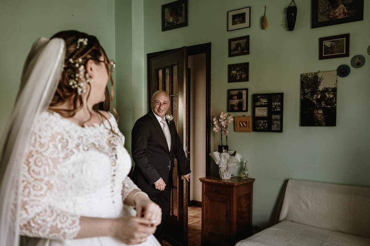 Preparazione della sposa a Madonna della Scala. Il papà vede per la prima vola la sposa con il suo abito nuziale.