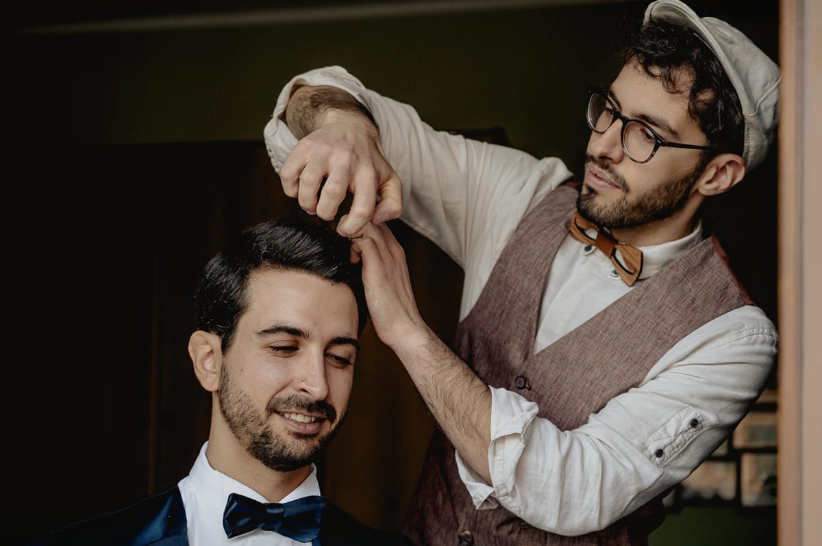 preparazione dello sposo a Chieri. Amico parrucchiere che pettina lo sposo