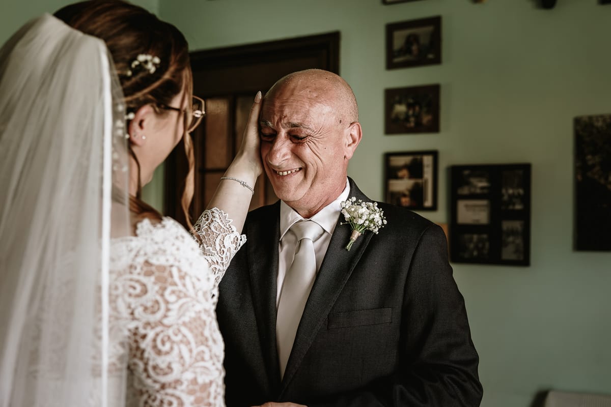 Preparazione della sposa a Madonna della Scala. Il papà è commosso e la sposa lo accarezza dolcemente