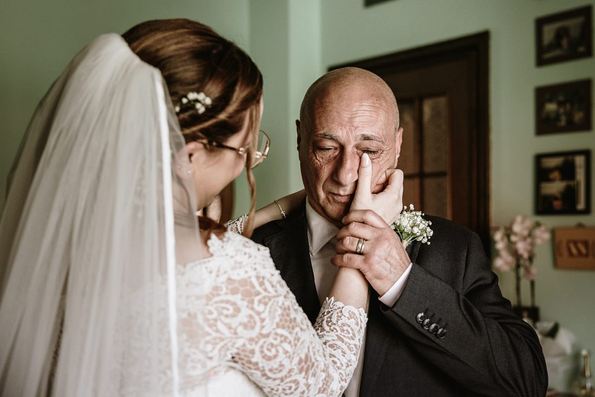 Preparazione della sposa a Madonna della Scala. Il papà è commosso e la sposa gli asciuga una lacrima.