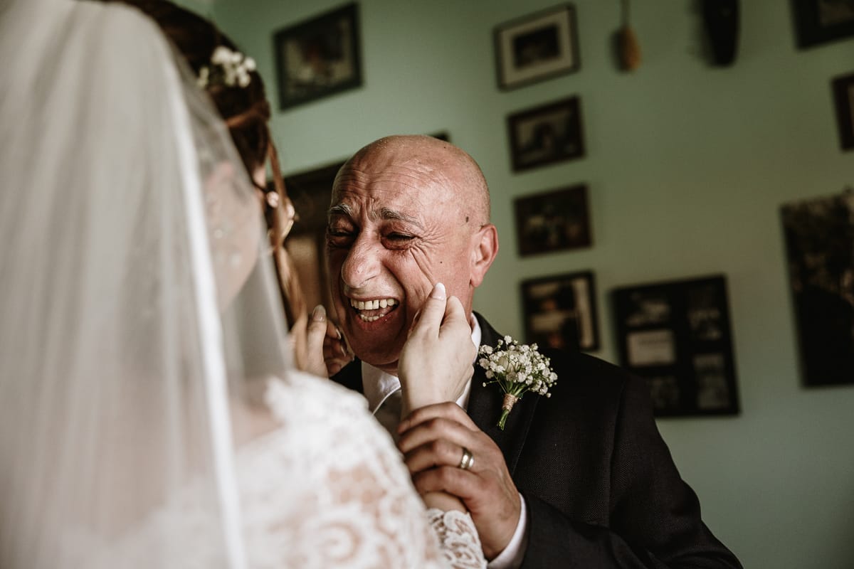 Preparazione della sposa a Madonna della Scala. Il papà piange commosso e la sposa lo accarezza