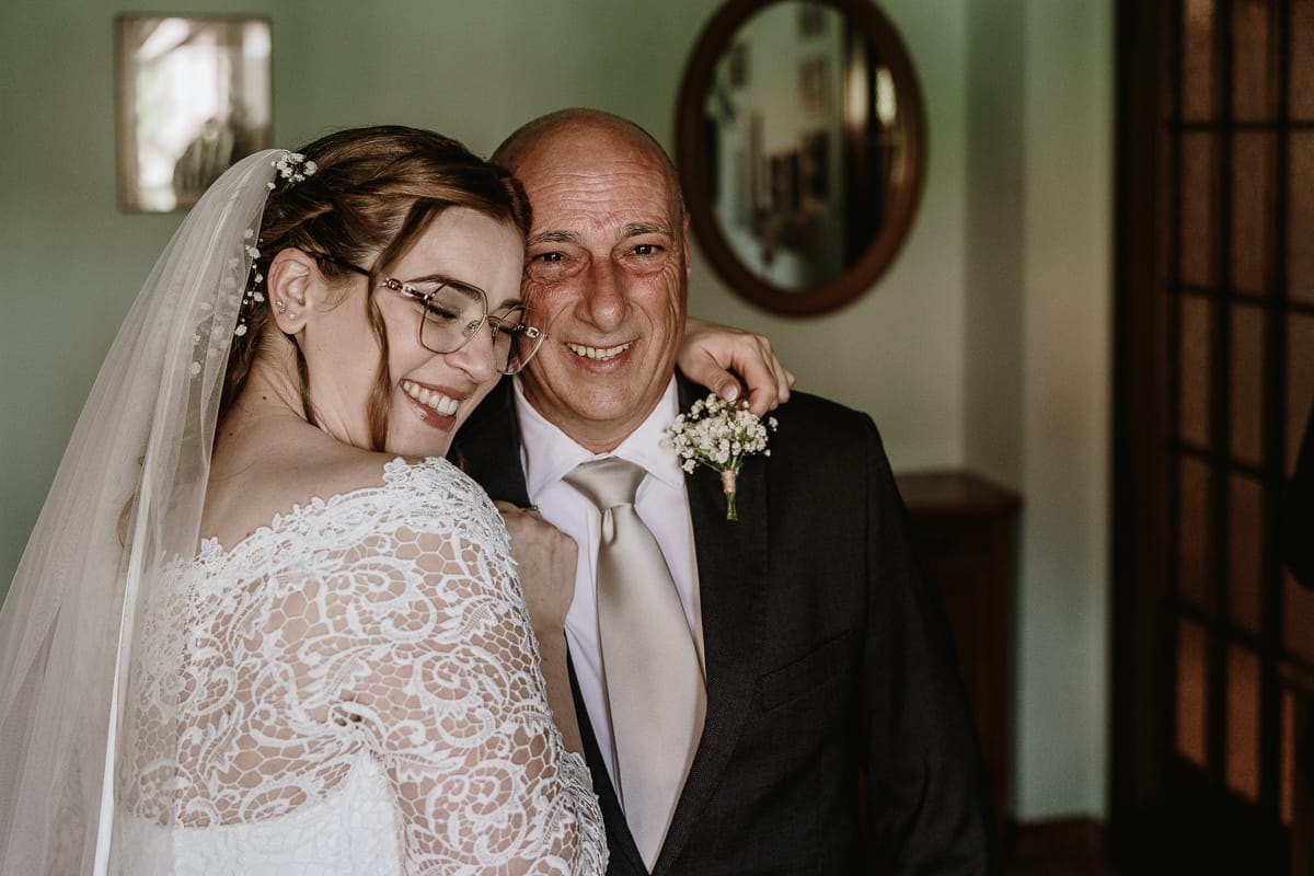 Preparazione della sposa a Madonna della Scala. La sposa abbraccia teneramente il papà.