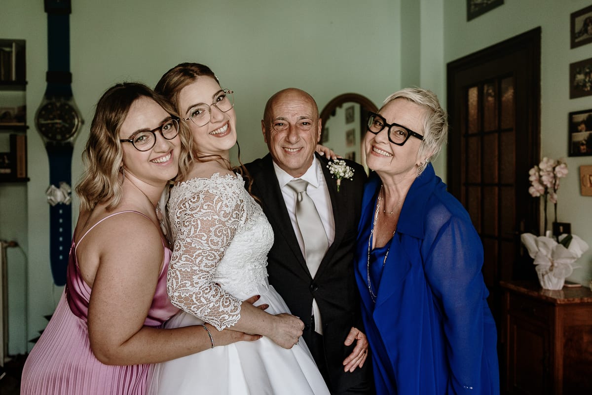 Preparazione della sposa a Madonna della Scala. Sposa, sorella, mamma e papà.