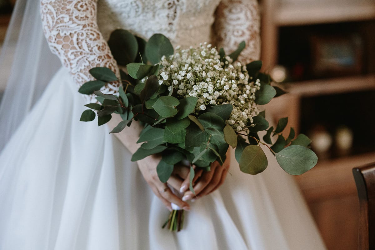 Preparazione della sposa a Madonna della Scala. Sposa con il bouquet