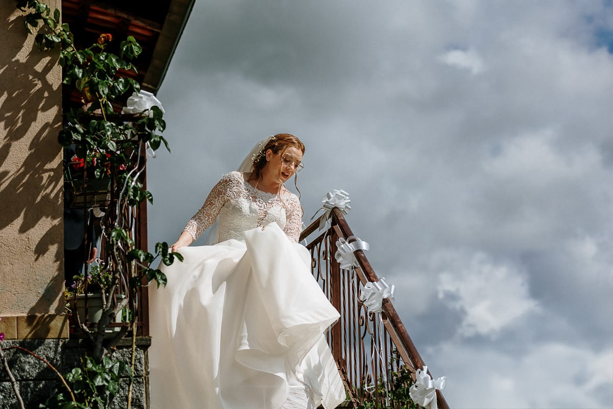 Preparazione della sposa a Madonna della Scala. Sposa scende le scale con un bel cielo drammatico.