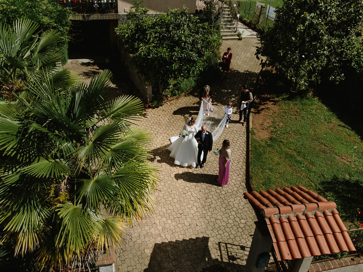Preparazione della sposa a Madonna della Scala. Sposa con il padre e con gli invitati attraversano il giardino. Foto dal drone.
