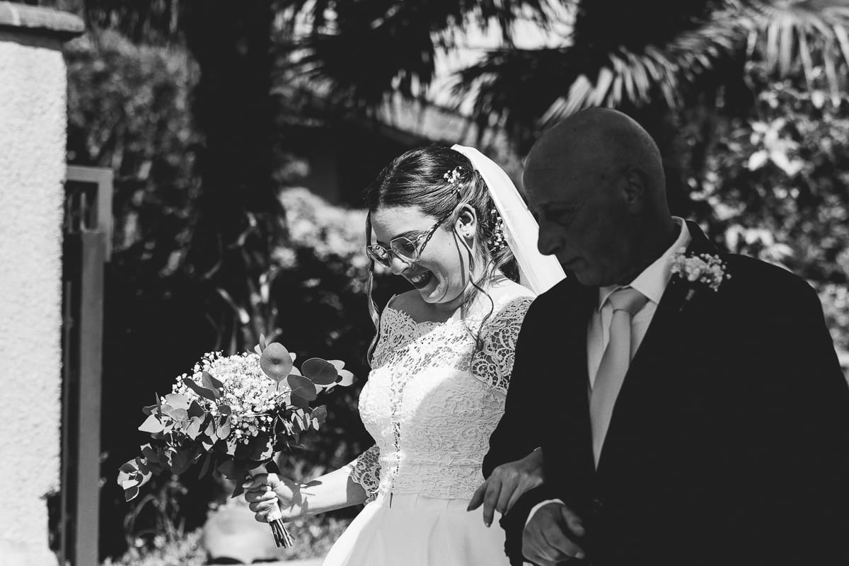Preparazione della sposa a Madonna della Scala. Sposa con il padre. Bianco e nero.