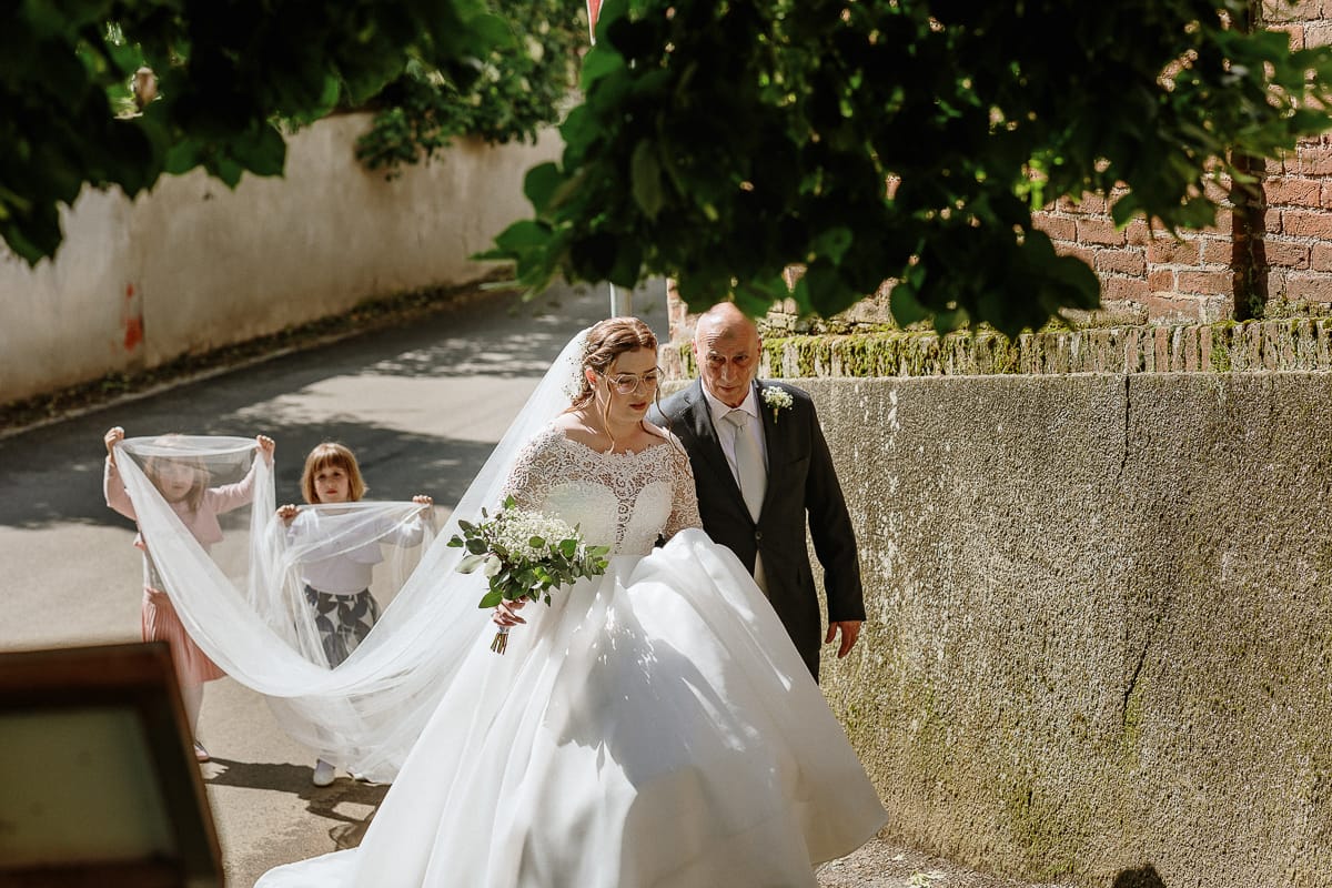 Cerimonia nella chiesa di Madonna della Scala. Arrivo della sposa a piedi con il padre.