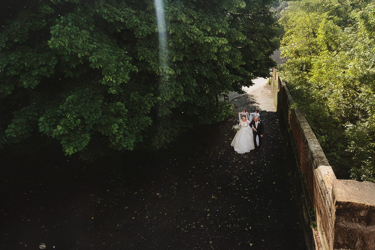 Cerimonia nella chiesa di Madonna della Scala. Arrivo della sposa a piedi con il padre. Foto dal drone.