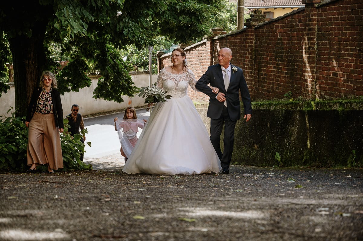Cerimonia nella chiesa di Madonna della Scala. Arrivo della sposa con il padre.