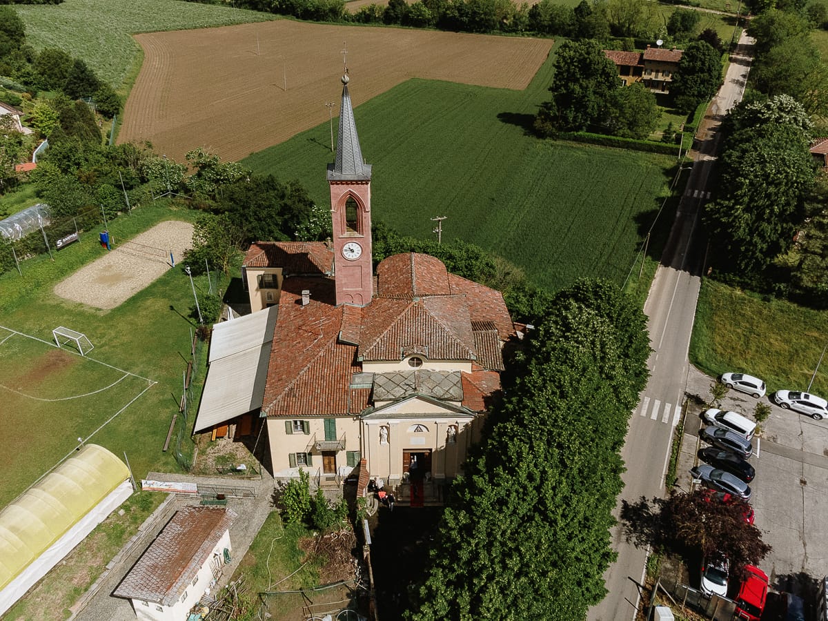 Cerimonia nella chiesa di Madonna della Scala. Ripresa della chiesa dal drone.