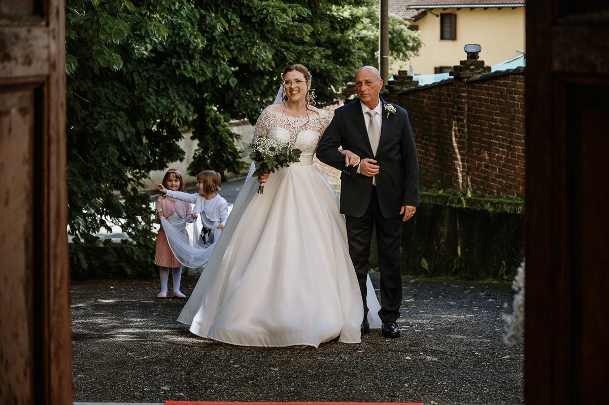 Cerimonia nella chiesa di Madonna della Scala. Arrivo della sposa con il padre sulla soglia della chiesa.