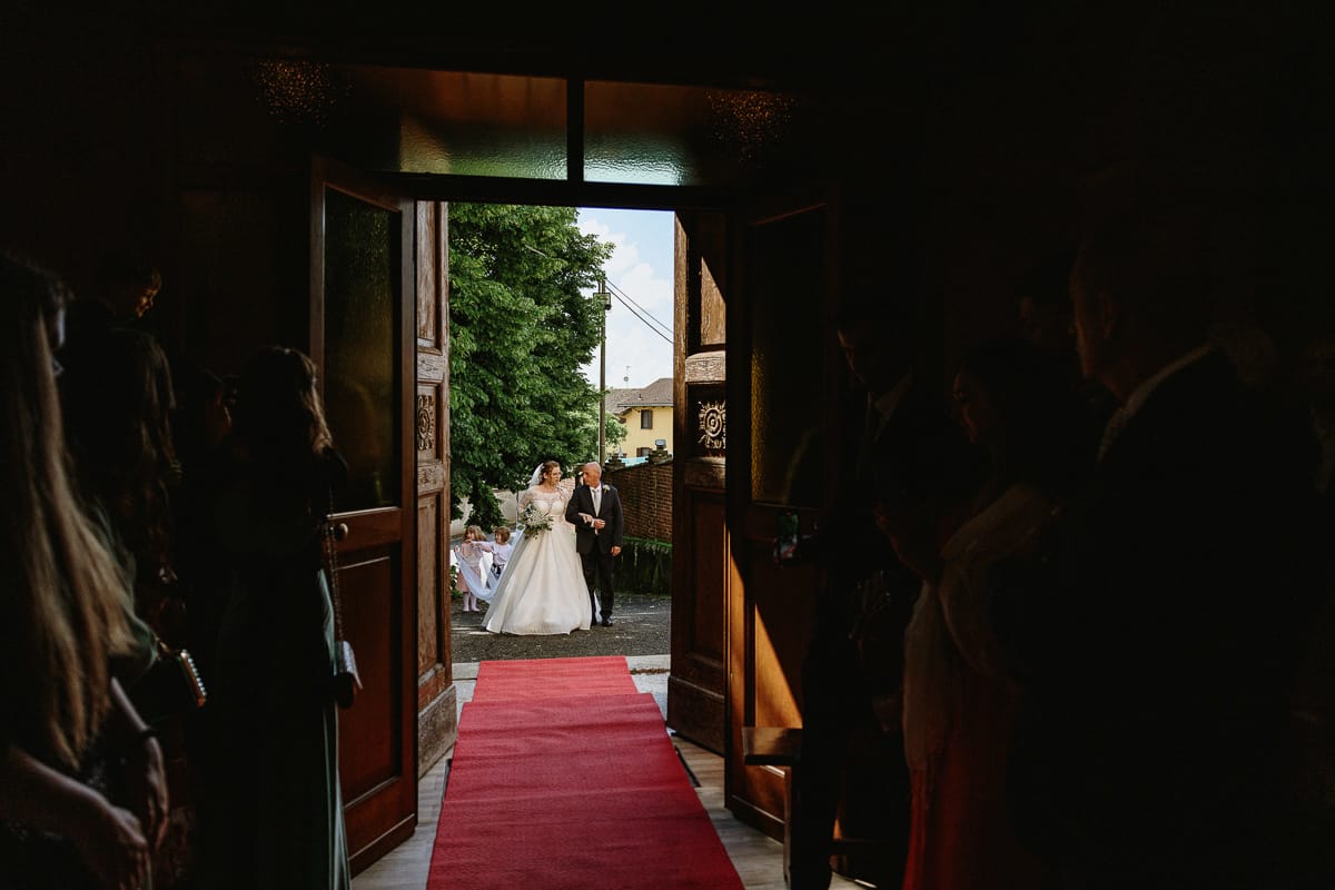Cerimonia nella chiesa di Madonna della Scala. entrata della sposa con il padre.