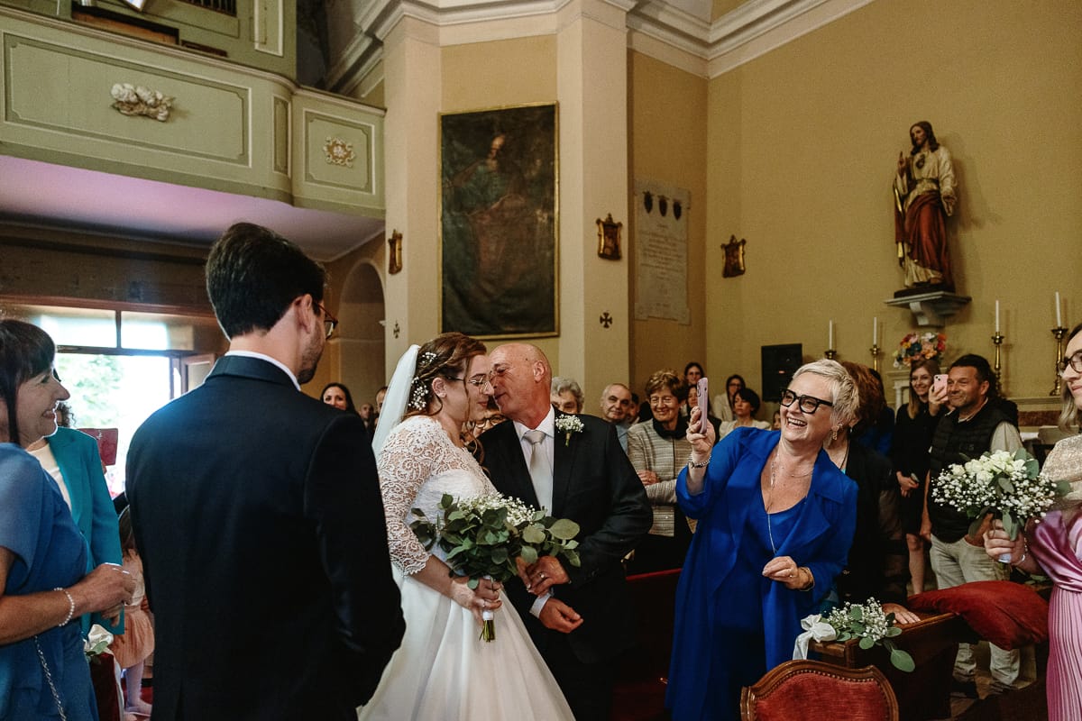 Cerimonia nella chiesa di Madonna della Scala. padre abbraccia la sposa.