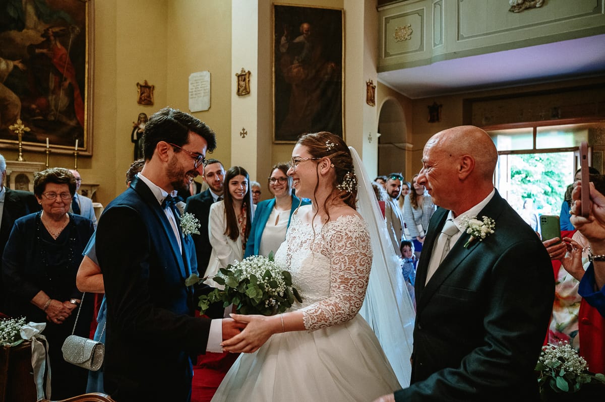 Cerimonia nella chiesa di Madonna della Scala. Sposo saluta la sposa