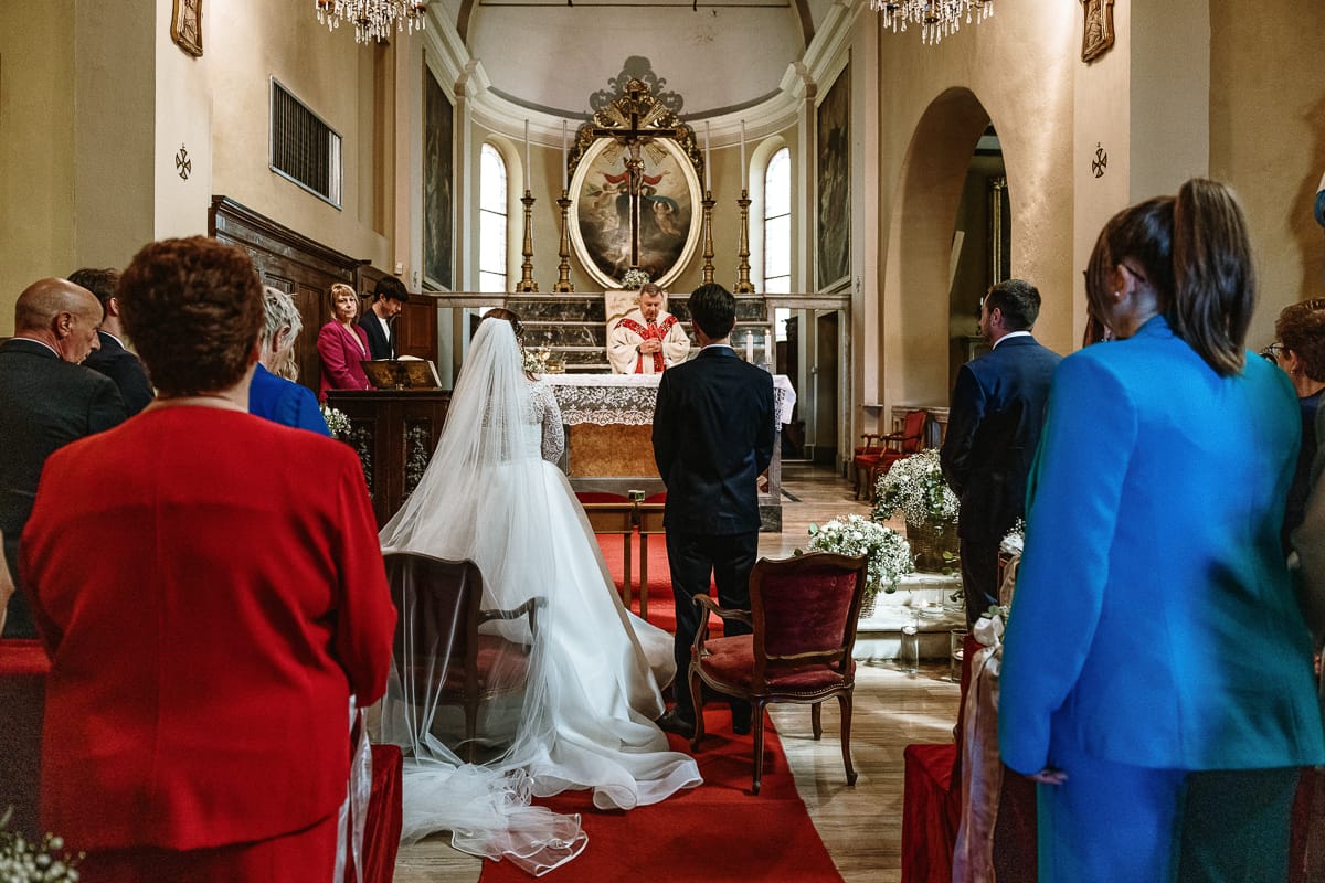 Cerimonia nella chiesa di Madonna della Scala. Sposi visti da dietro.
