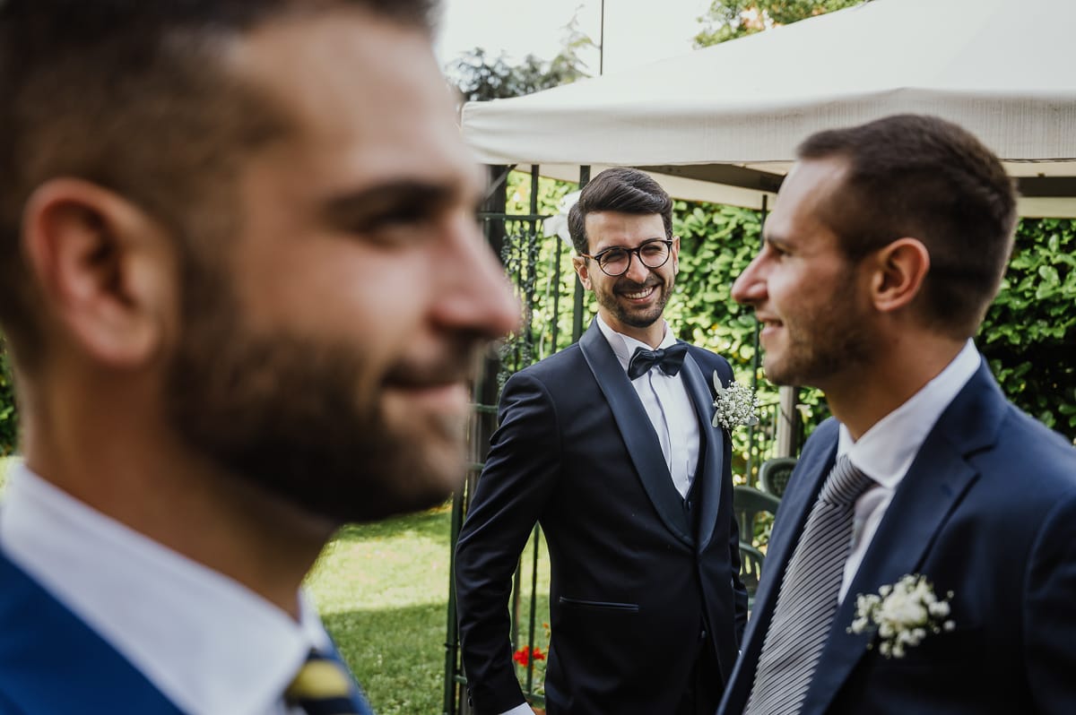 preparazione dello sposo a Chieri. Sposo tra i due testimoni