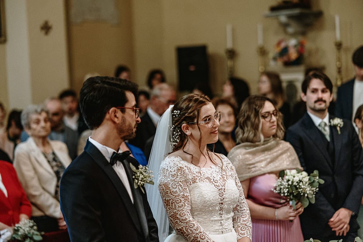 Cerimonia nella chiesa di Madonna della Scala. sposo guarda la sposa.