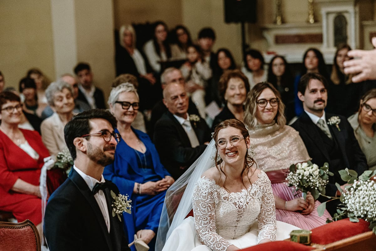 Cerimonia nella chiesa di Madonna della Scala. Sposa che ride.