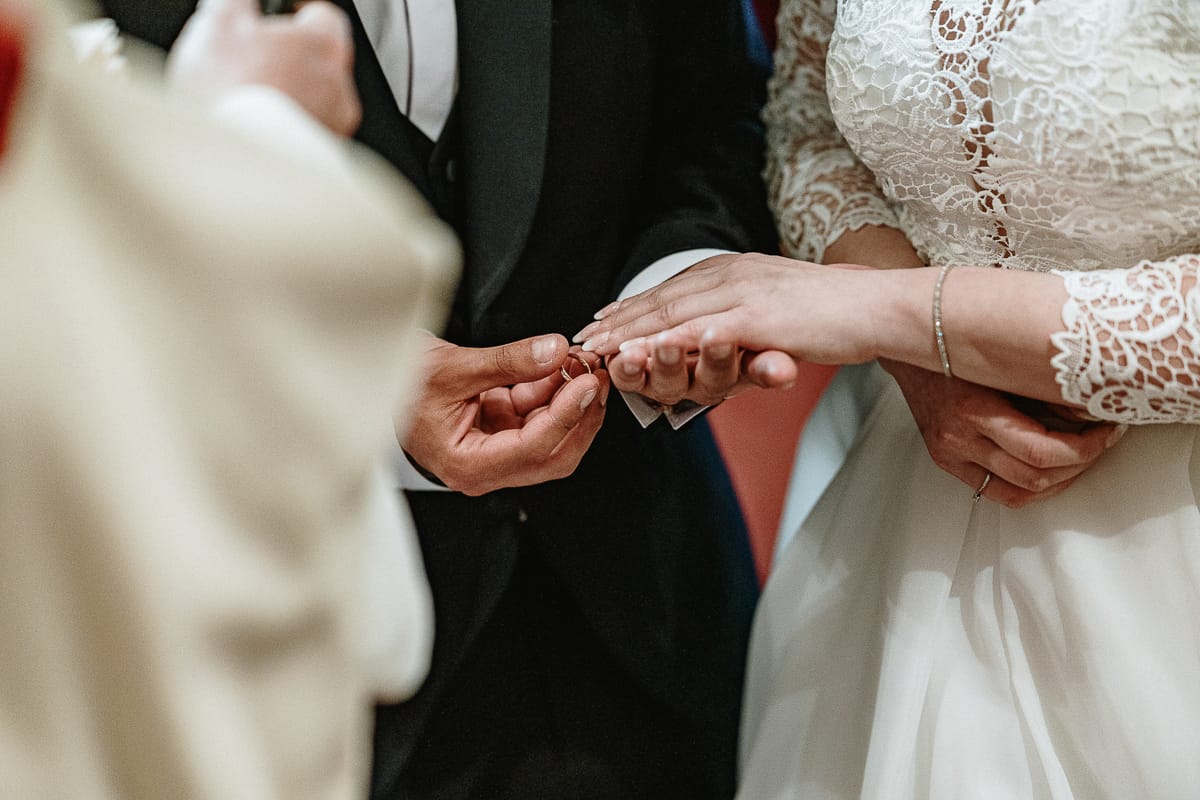Cerimonia nella chiesa di Madonna della Scala. Sposo sta per infilare l'anello all'anulare della sposa.
