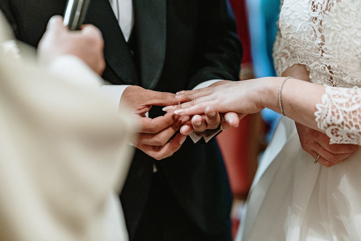 Cerimonia nella chiesa di Madonna della Scala. Sposo mette l'anello alla sposa.