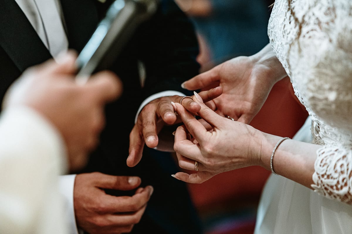 Cerimonia nella chiesa di Madonna della Scala. Sposa infila l'anello all'anulare dello sposo.