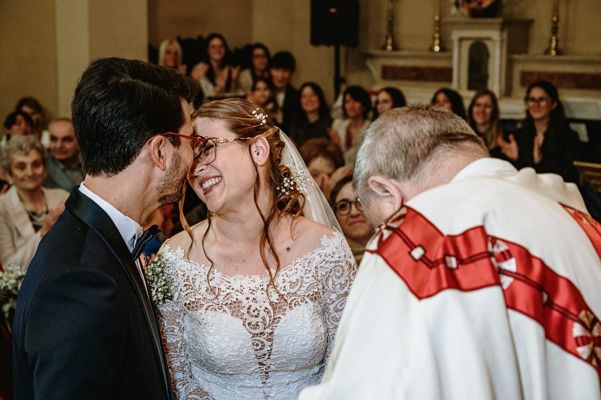 Cerimonia nella chiesa di Madonna della Scala. Sposi stanno per baciarsi
