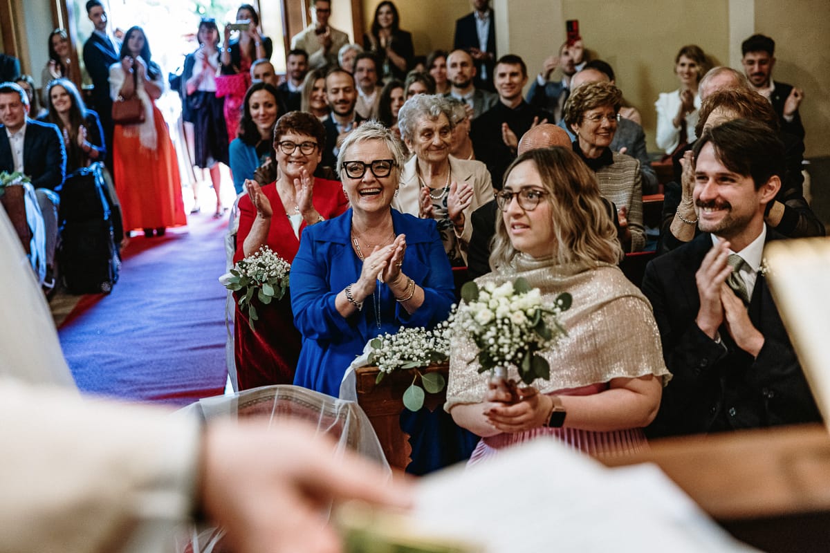 Cerimonia nella chiesa di Madonna della Scala.gli invitati applaudono.