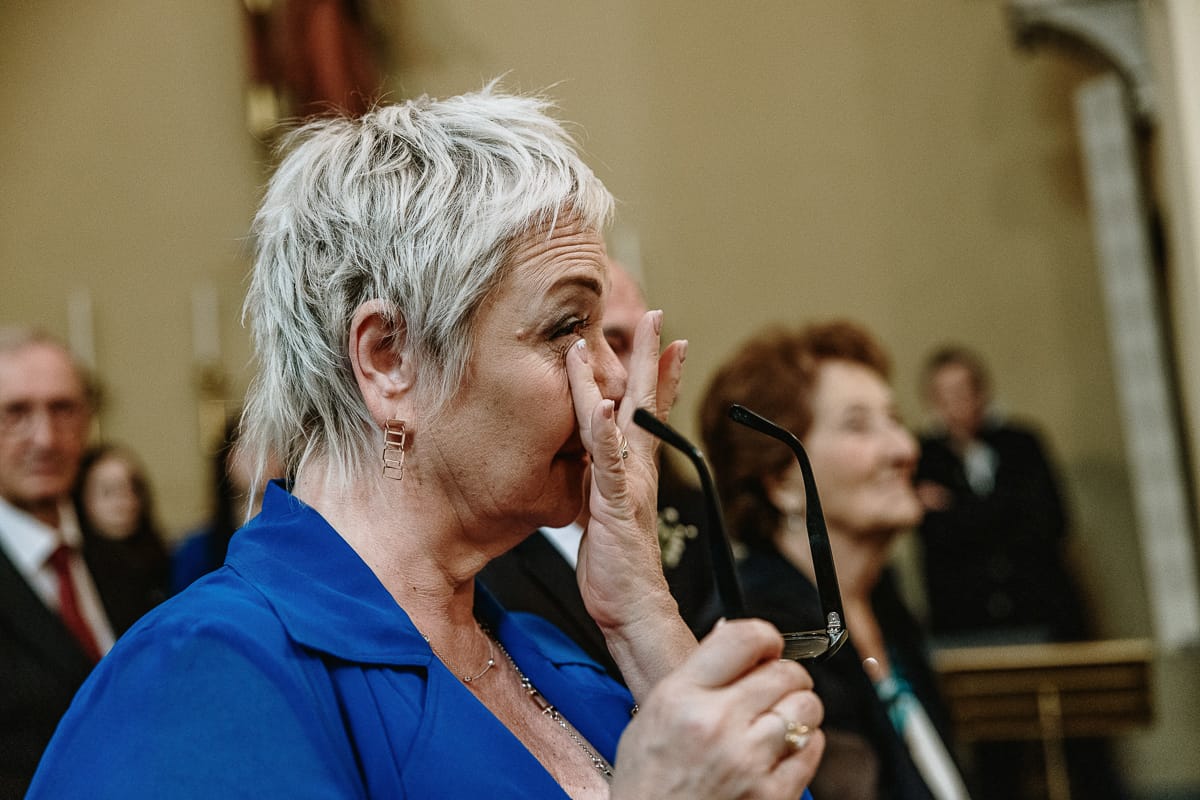 Cerimonia nella chiesa di Madonna della Scala. la madre della sposa si asciuga una lacrima.
