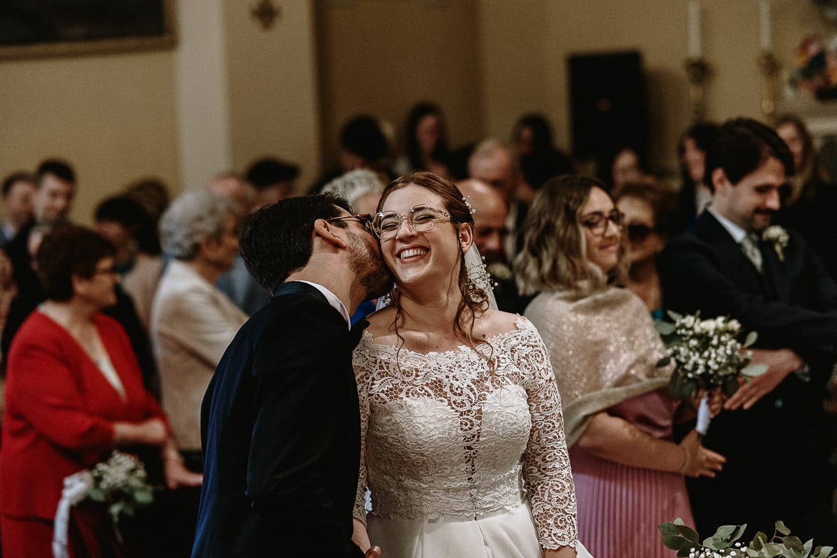 Cerimonia nella chiesa di Madonna della Scala. Lo sposo bacia la sposa su di una guancia