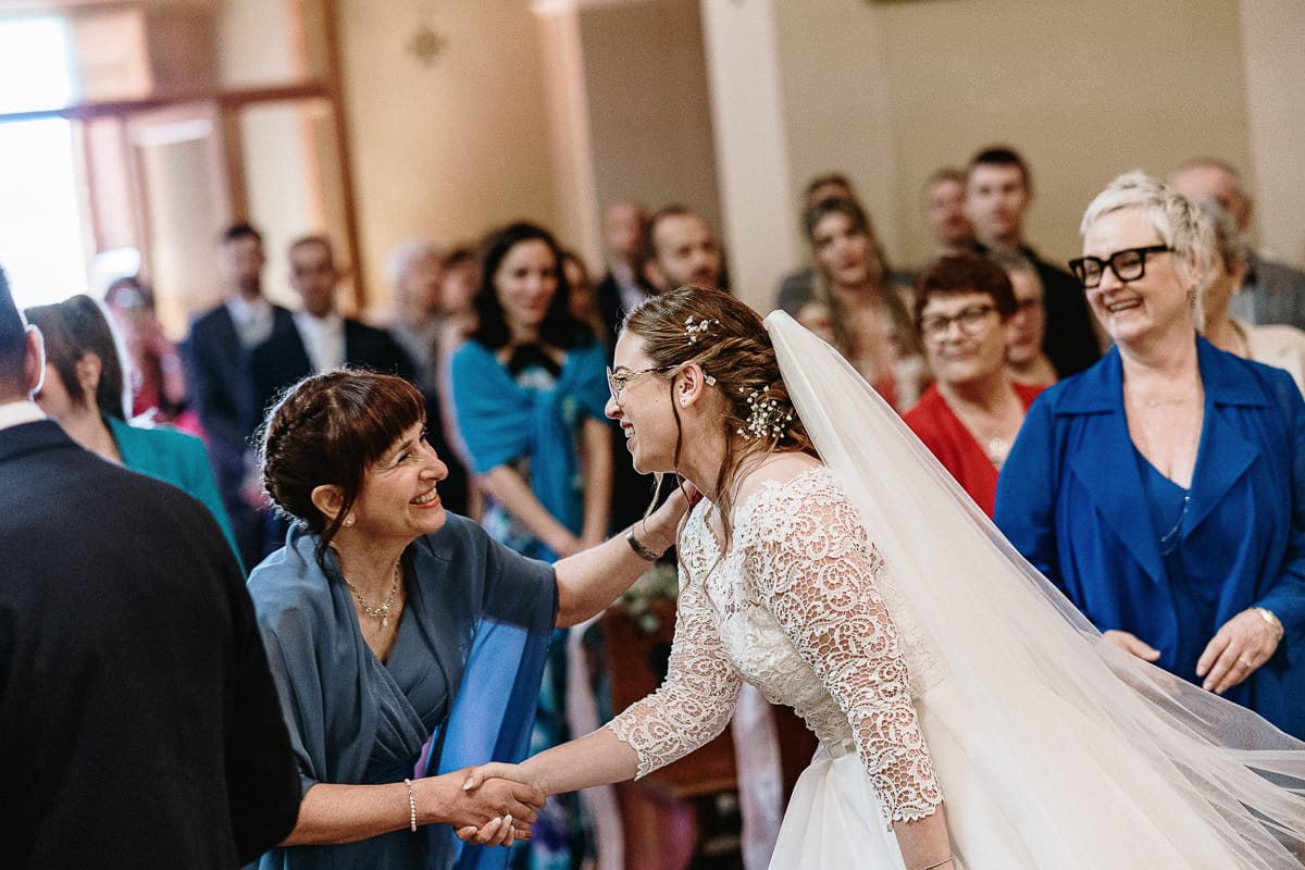 Cerimonia nella chiesa di Madonna della Scala. la sposa abbraccia la suocera.